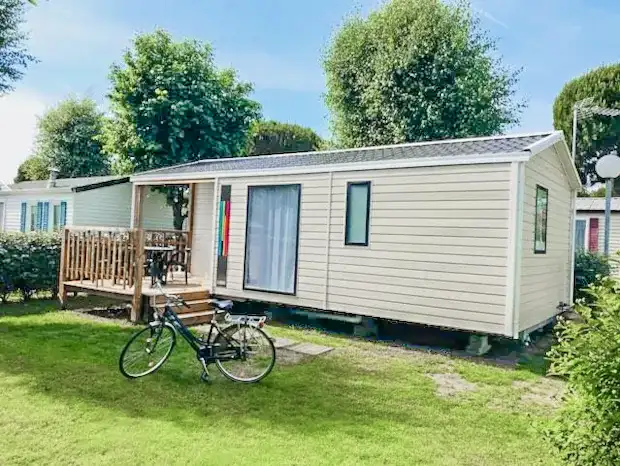 Mobil-Home 28 à 30 m² – 2 chambres – terrasse semi-couverte ou couverte – TV