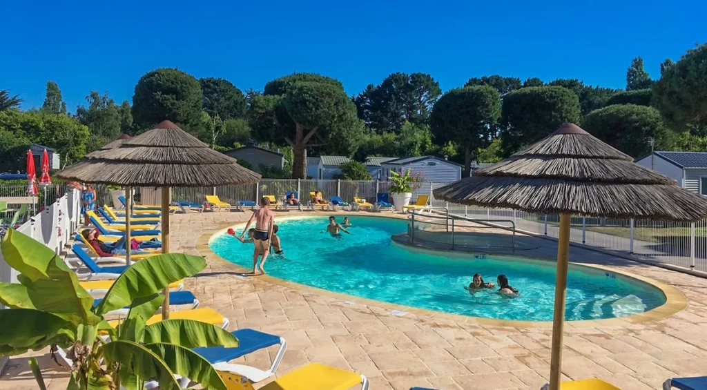 camping pool bretagne