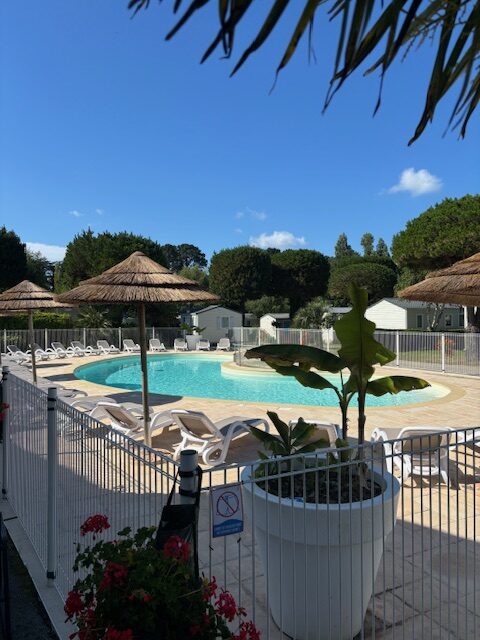 Piscine chauffée avec pataugeoire du camping Kerabus à Carnac